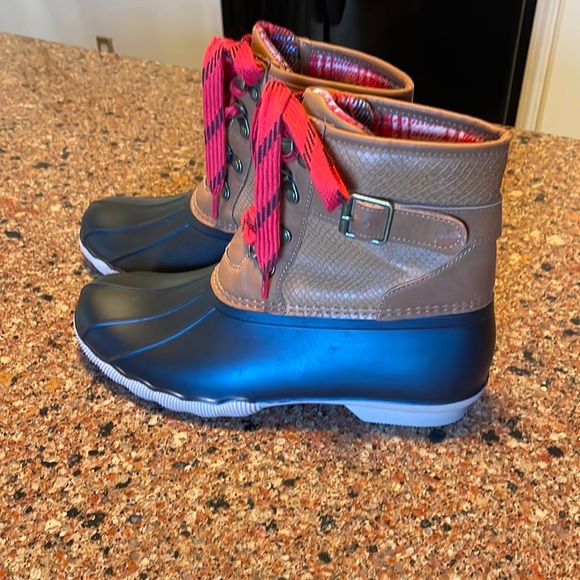 Winter Boots - Picture 2 of 7